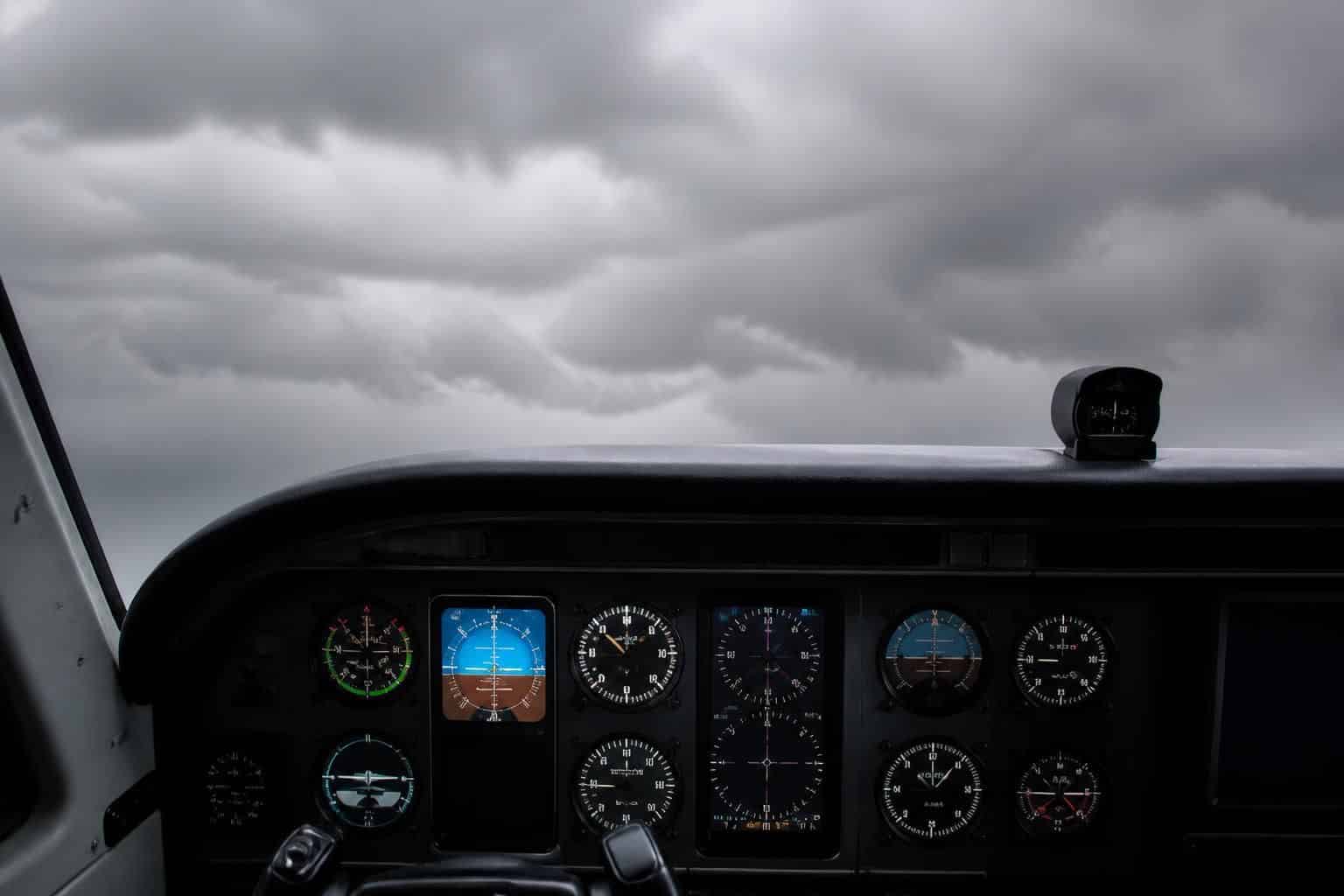 découvrez comment le plafond nuageux influence le vol aux instruments en aviation et l'importance des conditions météorologiques pour la sécurité des pilotes.