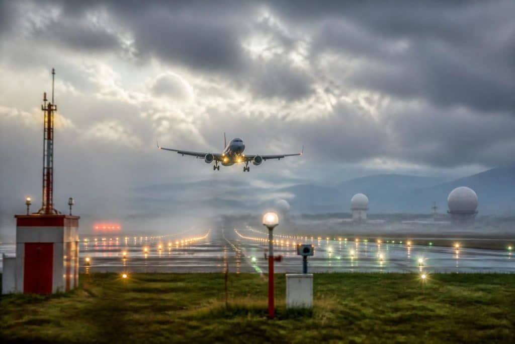 découvrez comment la visibilité rvr influence l'autorisation d'atterrissage en aviation, expliquée à travers les conditions météorologiques essentielles pour la sécurité des vols.