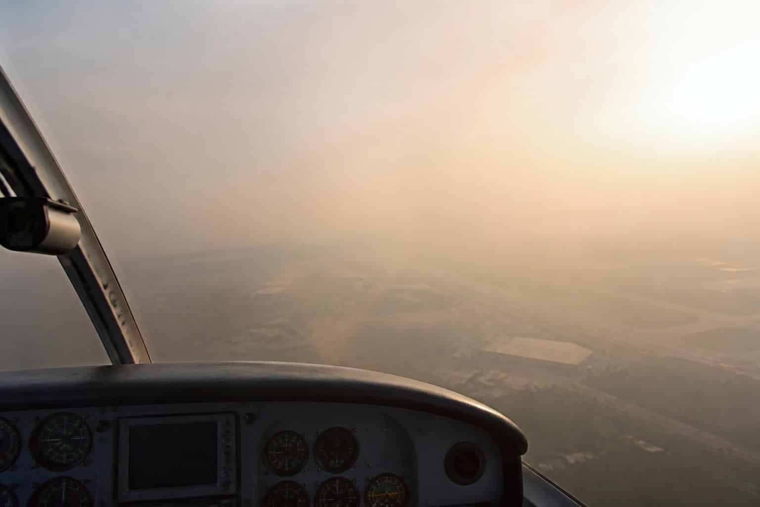 découvrez comment la brume sèche influence l'altération de la perception visuelle en aviation, impactant la sécurité des vols et les conditions météorologiques.